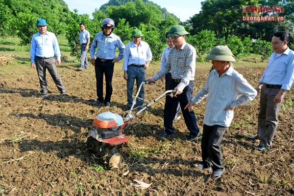 vLãnh đạo huyện Anh Sơn trao đổi với bà con xã Đỉnh Sơn về hiệu quả sử dụng máy phay đất, làm cỏ mini