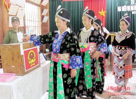 Đồng bào Mông ở bản Lưu Thông xã Lưu Kiền huyện Tương Dương tham gia bỏ phiểu bầu đại biểu Quốc hội và Hội đồng nhân dân các cấp.