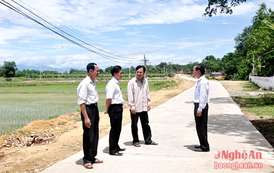 Cán bộ xã Thuận Sơn (Đô Lương) trao đổi với người dân về quá trình xây dựng nông thôn mới ở địa phương.