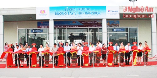 Cắt băng khai trương đường bay Vinh - Bangkok.
