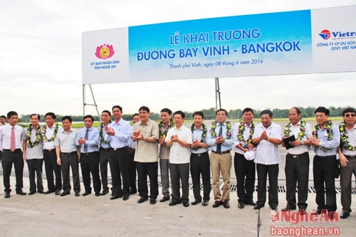 Các đại biểu tặng hoa chúc mừng các hành khách đi chuyến bay đầu tiên Vinh - Bangkok.