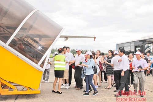 Hành khách làm thủ tục lên máy bay.