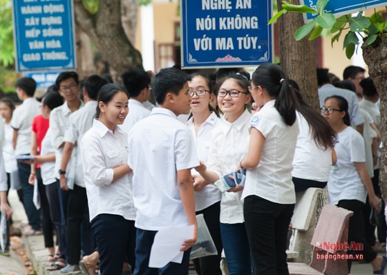 Thí sinh trao đổi bài sau khi hoàn thành xong môn Toán