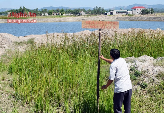 Chính quyền xã Phú Thành phải cắm biển cảnh báo nguy hiểm trước hồ chứa nước.