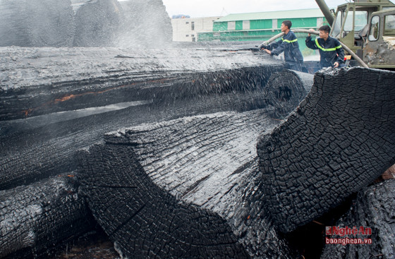 Nhiều khối gỗ lớn bị cháy thành than.