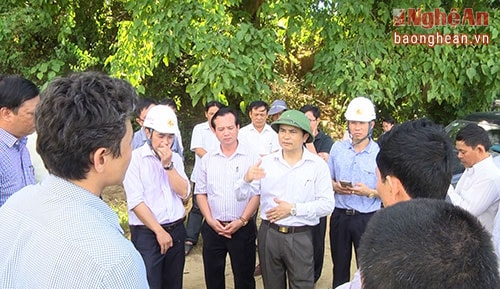 Mr. Le Ngoc Hoa – Vice Chairman of the provincial People’s Committee – talking to construction unit and local leaders about land clearance.