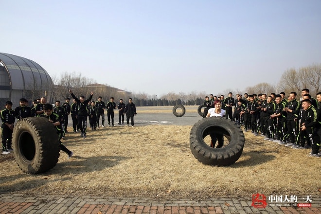 Lưu Văn Phương là cô gái duy nhất tại đây. Về lâu dài, nữ giới thích hợp với công việc vệ sĩ hơn nam giới. So với phái mạnh, họ cẩn thận và tinh tế hơn. Tuy nhiên, đào tạo thành công một nữ vệ sĩ chuyên nghiệp là điều rất hiếm.  