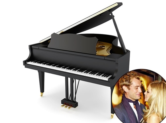 Khi còn bên nhau, Jude Law từng khiến Sienna Miller bất ngờ với chiếc đàn piano mới tinh. Bên trong, tài tử để chiếc nhẫn kim cương trị giá 204.000 USD.