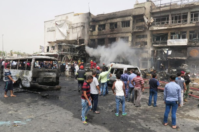 Chiếc xe bị đánh bom bên cạnh trung tâm thương mại thuộc huyện Baghdal al-Jadeeda. Ảnh: Reuters.