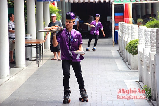 Một trong những điểm ấn tượng vơi thực khách là nhân viên phục vụ sử dụng dày trượt ba tanh cho việc phục vụ tại nhà hàng