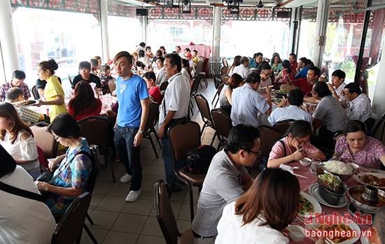 Nhà hàng thu hút rất đông thực khách