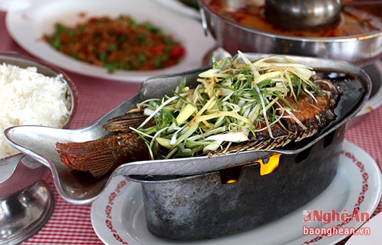 Món cá hấp xì dầu được trưng bày khá hấp dẫn
