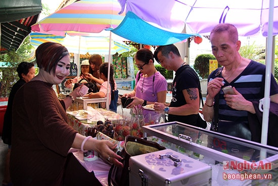 Nhà hàng còn phục vụ các loại trái cây là đặc sản của đất nước được mệnh danh là vựa trái cây Đông Nam Á