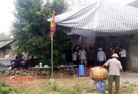 Anh em, hàng xóm lo hậu sự cho bà Lài.