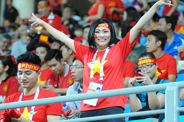 Nữ ca sĩ Phương Thanh là fan cuồng nhiệt của đội tuyển Việt Nam. Ảnh: DT.