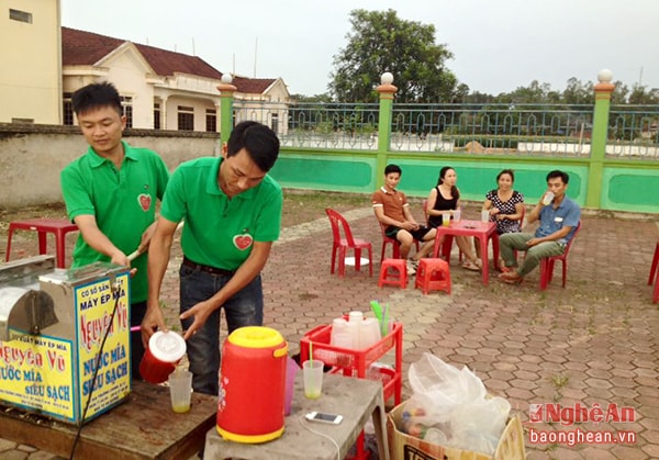 Bán nước mía góp quỹ hoạt động từ thiện.