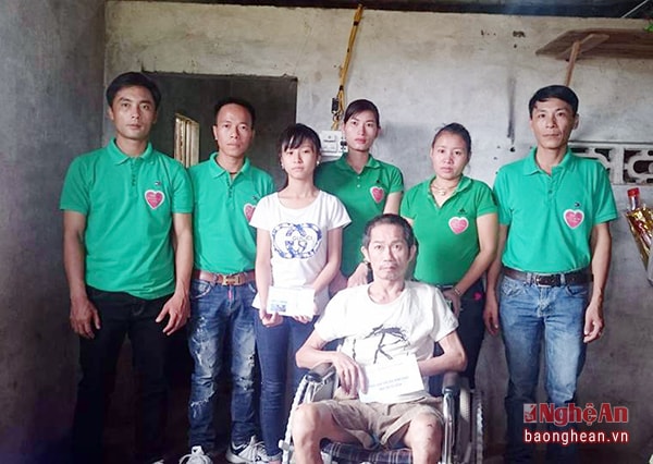 Trao quà cho thương binh có hoàn cảnh khó khăn tại xóm 1 xã Nghĩa Đồng.