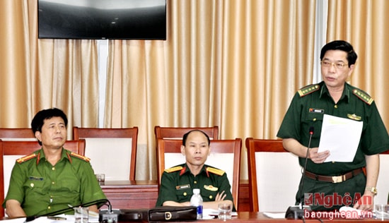 Đồng chí Đinh Ngọc Văn- Chỉ huy trưởng Bộ Chỉ huy Biên phòng tỉnh góp ý báo cáo chính trị của huyện Nghi Lộc cần bổ sung công tác biên phòng