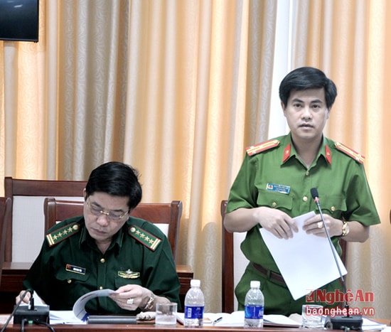 Đồng chí Nguyễn Đức Hải- Phó Giám đốc Công an tỉnh báo cáo tình hình kết quả triển khai Pháp lệnh Công an xã, Pháp lệnh Cảnh vệ