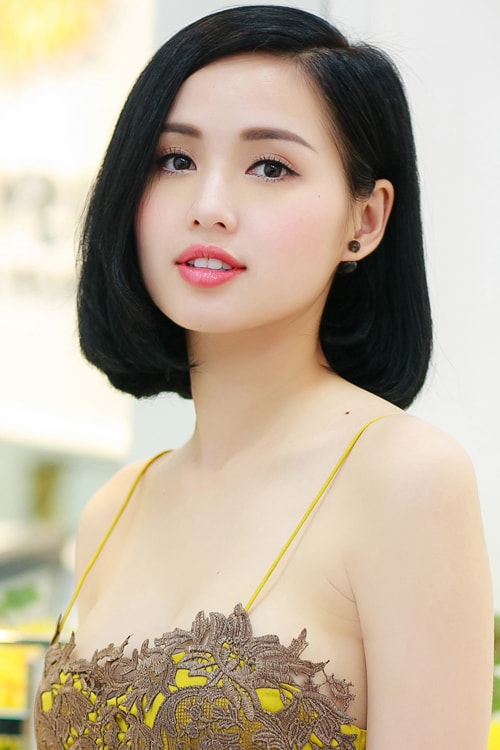 Người đẹp chọn son hồng cam để làm gương mặt thêm tươi tắn.