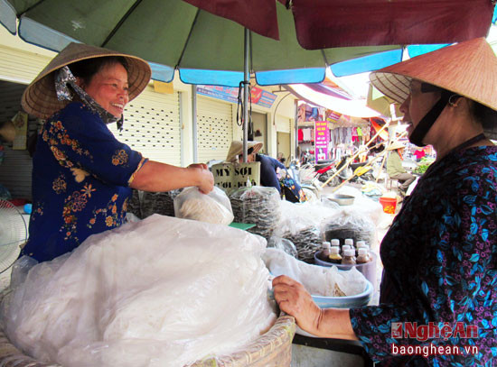 Các cửa hàng bán bún tại Chợ Vinh trong dịp Tết Đoan Ngọ có thể tiêu thụ từ 100kg – 150kg bún