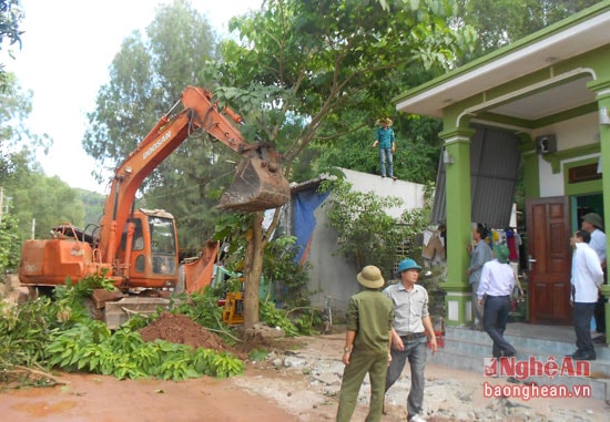 Nhà thầu huy động phương tiện hỗ trợ nhân dân giải phóng cây cối, bàn giao mặt bằng để mở rộng đường D4.