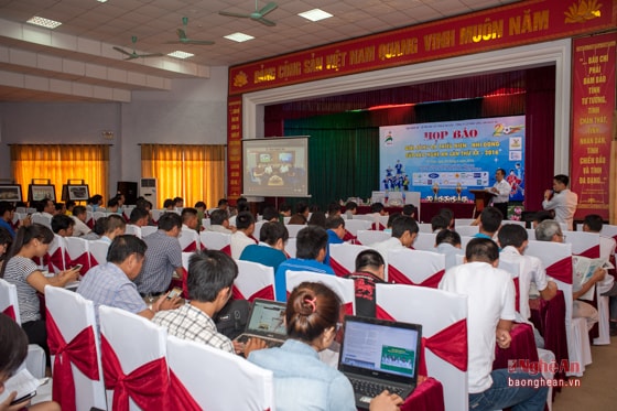 Quang cảnh buổi họp báo.