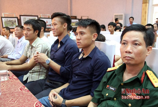 Các đại biểu tham dự cuộc họp báo.