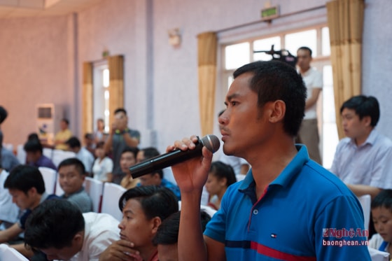 Ông Nguyễn Anh Đức, HLV đội NĐ Tp.Vinh phát biểu tại cuộc họp báo.