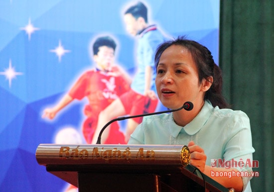 Đồng chí Phạm Thị Hồng Toan, UV BCHTU, Tổng Biên tập Báo Nghệ An, Trưởng Ban tổ chức Giải  ghi nhận các ý kiến đống góp, mong muốn các nhà tại trợ, các địa phương, trưởng đoàn - huấn luyện viên tiếp tục ủng hộ sân chơi bổ ích cho trẻ thơ