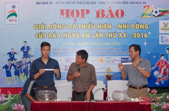 Tiến hành bốc thăm chia bảng đấu cho các đội tham gia giải.