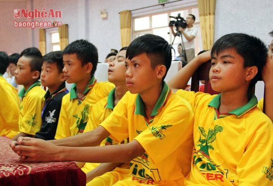 Hồi hộp đón chờ lá thăm của đội mình.