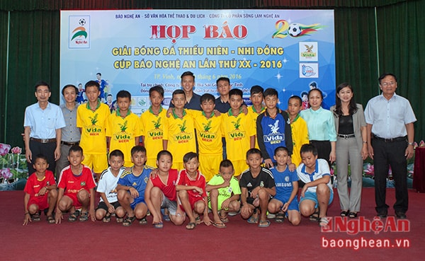 Ban tổ chức, Nhà tài trợ và các tuyển thủ quốc gia chụp ảnh lưu niệm với các cầu thủ nhí