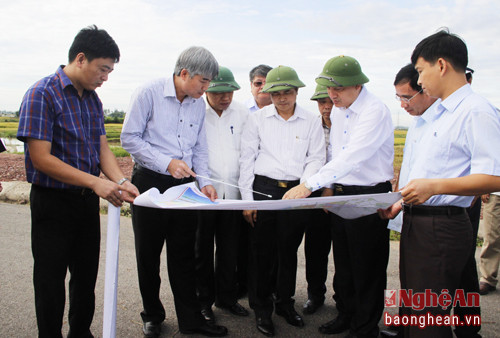  Đồng chí Nguyễn Đắc Vinh kiểm tra thực địa Dự án đường N5 nối D4, khu tái định cư đường N5. Đây là tuyến đường phục vụ vận chuyển xi măng của Nhà máy xi măng Sông Lam xuống Cảng nước sâu Nghi Thiết.