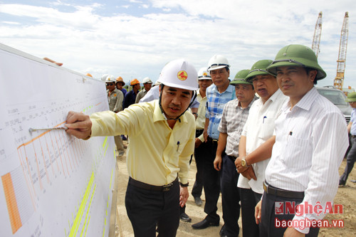 Lãnh đạo tỉnh nghe báo cáo tiến độ Dự án cầu Yên Xuân. Theo đó, cầu Yên Xuân sẽ hợp long vào ngày 20/7 và khánh thành vào đúng dịp quốc khánh 2/9.