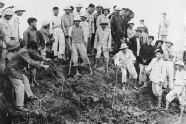 Bác Hồ tham gia tát nước tại Hà Tây, năm 1959.