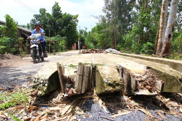 Huyện Phước Long (Bạc Liêu) là một trong những địa phương đã vung tay quá trán khi xây dựng nông thôn mới, dẫn đến vỡ nợ. Trong ảnh: tuyến đường thuộc xã Hưng Phú có nhiều cầu thi công dở dang vì... hết vốn - Ảnh: Chí Quốc