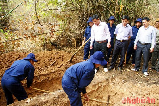 Ban chỉ đạo 1237 Quân khu 4 kiểm tra Đội quy tập 589 đang làm nhiệm vụ tìm kiếm tại bản Khun Kẹo, huyện Khun Khăm, tỉnh Khăm Muộn