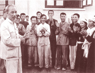 Chủ tịch Hồ Chí Minh nói chuyện với các Anh hùng và chiến sĩ thi đua nông nghiệp (2751957).