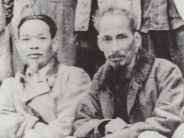 Bác Hồ và Hồ Tùng Mậu.