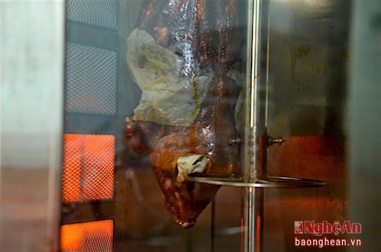 Theo đó, lò quay này áp dụng công nghệ quay khép kín không khói, không mùi. Chủ cơ sở cho biết đã đặt hàng và nhập lò quay này từ TP. Hồ Chí Minh để thay thế cho phương pháp quay thịt cũ được cho là không đảm bảo vệ sinh.