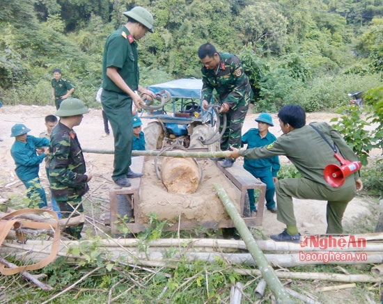 Lực lượng công binh di chuyển quả bom