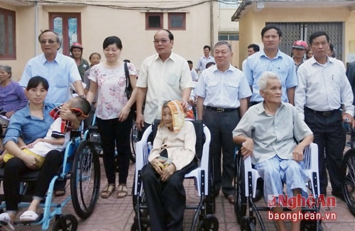 Lãnh đạo Hội Bảo trợ Người khuyết tật và Trẻ mồ côi Việt Nam và huyện Diễn Châu trao xe lắn cho các đối tượng.