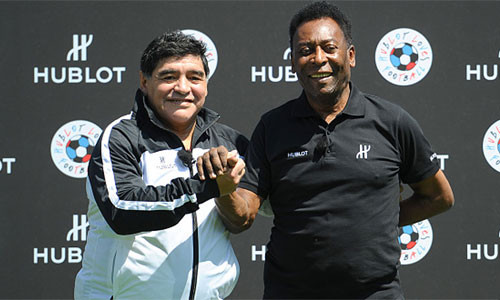 Maradona (trái) và Pele bắt tay trong sự kiện chào mừng Euro. Ảnh: Twitter.