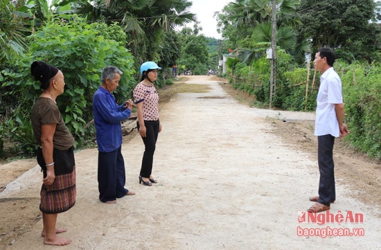 Trong nhiệm kỳ qua, Đảng bộ, chính quyền và nhân dân Thành Sơn đã làm được 3,9 km đường giao thông cấp A, 108 hộ dân đã hiến được 3.285 m2 đất trị giá 700 triệu đồng và đóng góp được 4.200 ngày công lao động làm đường giao thông