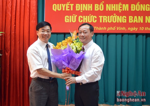 Đồng chí Nguyễn Văn Thông - Phó Bí thư Tỉnh ủy tặng hoa chúc mừng đồng chí Phan Đức Đồng.