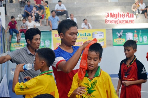 Dù rất nổ lực nhưng NĐ TX Hoàng Mai đành chấp nhận thua nhà ĐKVĐ NĐ TP Vinh.