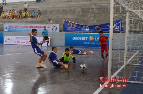Các cầu thủ NĐ Tân Kỳ là đội chơi hay hơn ở hiệp 1 và dẫn trước với tỷ số 2-1.