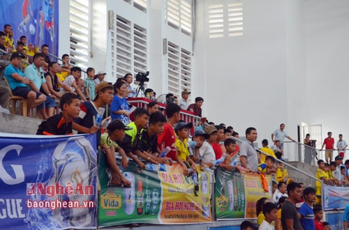 Rất đông cổ động viên của 2 đội đến theo dõi và cổ vũ tạo ra không khí náo nhiệt trong sân.