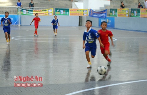 Các cầu thủ của 2 đội chơi bùng nổ, quyết liệt suốt trận đấu,